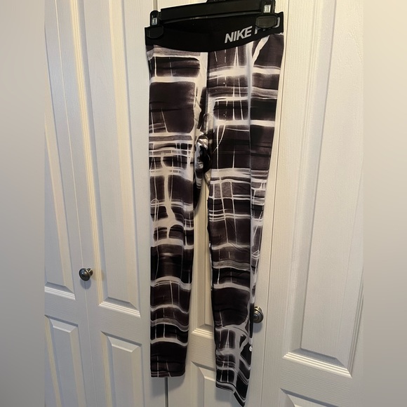 Black & White Nike Pro Leggings (Nike) - Picture 2 of 4